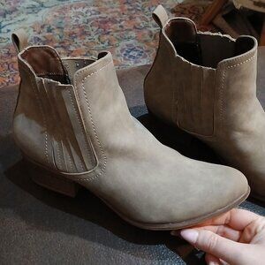 Size 8 women's bootie